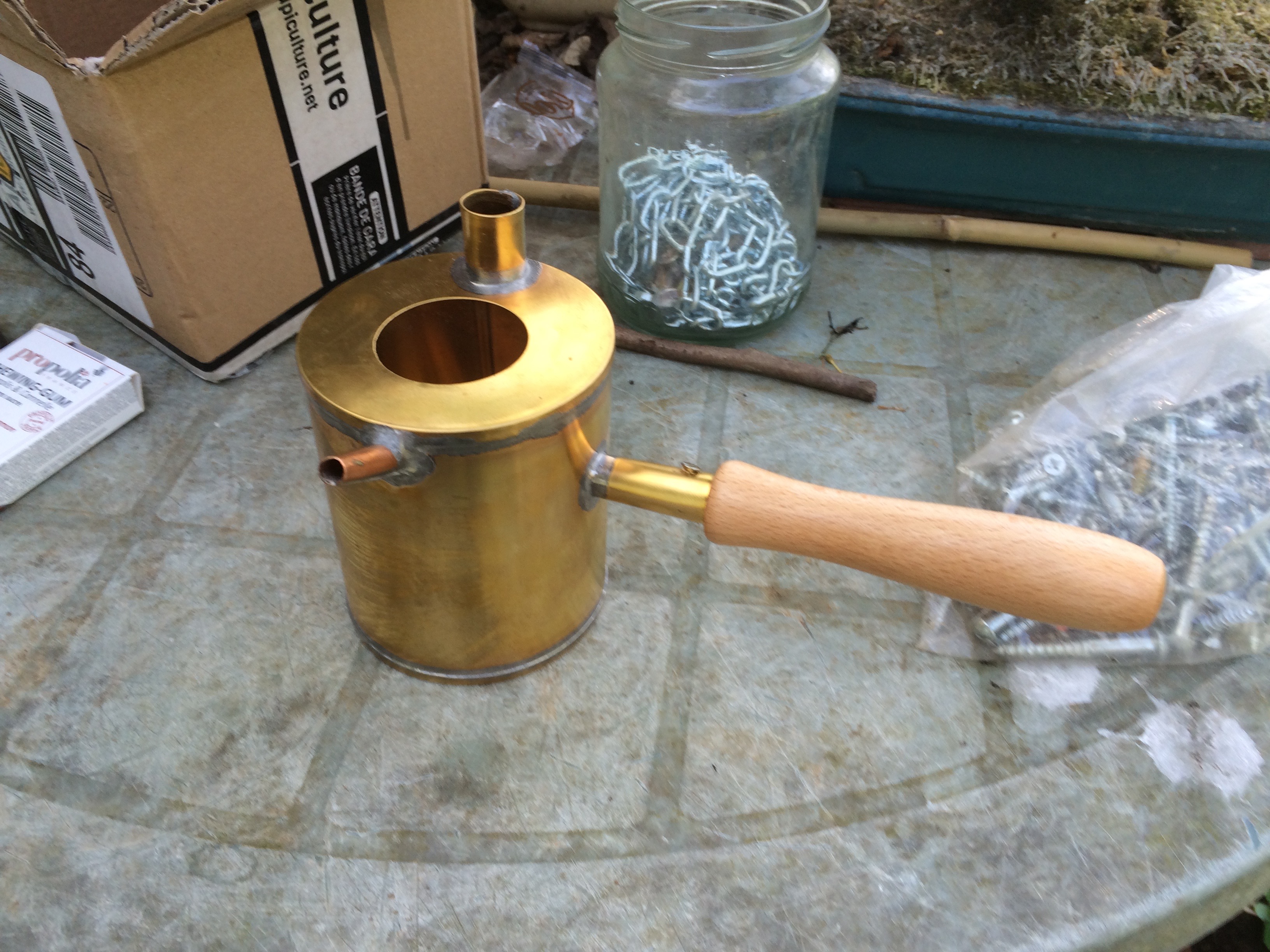 Une burette à cire Une burette à cire